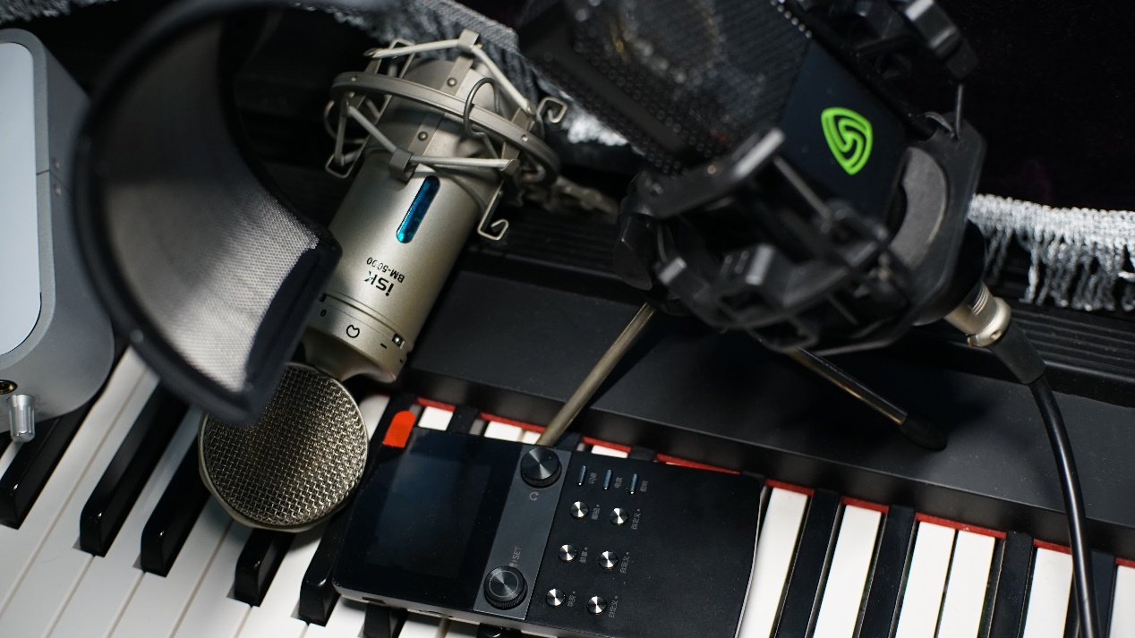 唱歌直播用话筒和耳机就可以吗,唱歌直播用音箱好还是不用好