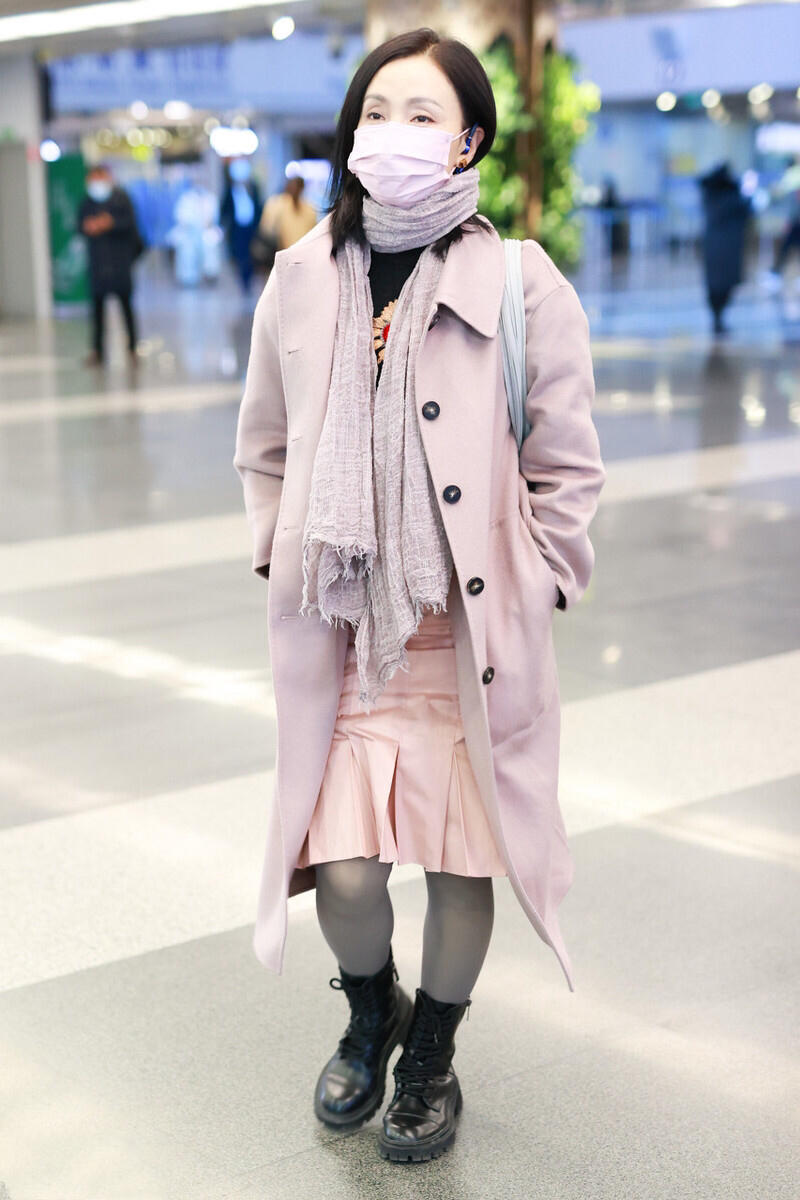 陶虹穿粉红裙很美,陶虹身穿流苏白裙气质十足