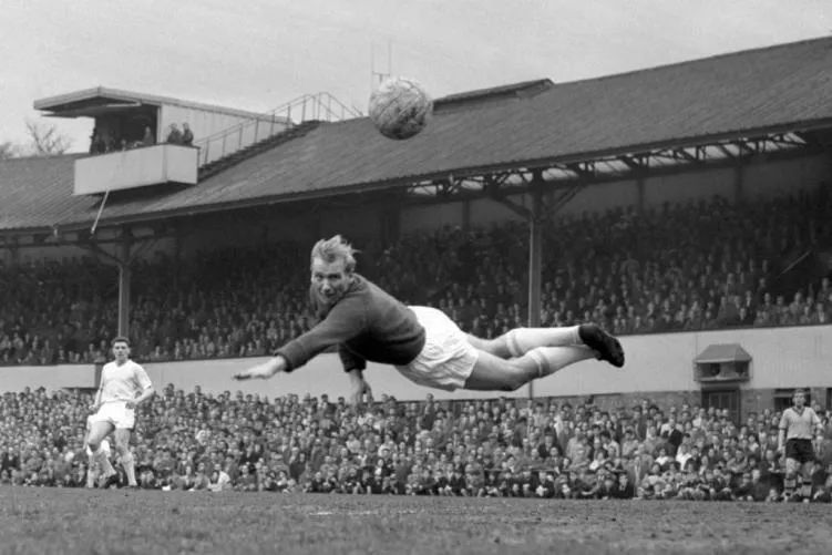 从一名纳粹战犯到英国曼城足球明星，这个德国人究竟经历了什么？