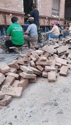 爆笑GIF：你敢出想法我就敢出人力，这就是农村的超神建筑队
