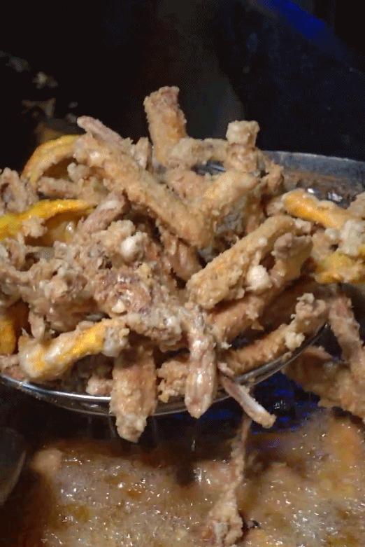 你愿意把夜晚交给谁？是舞台上的高跟鞋，还是大排长龙的宵夜摊