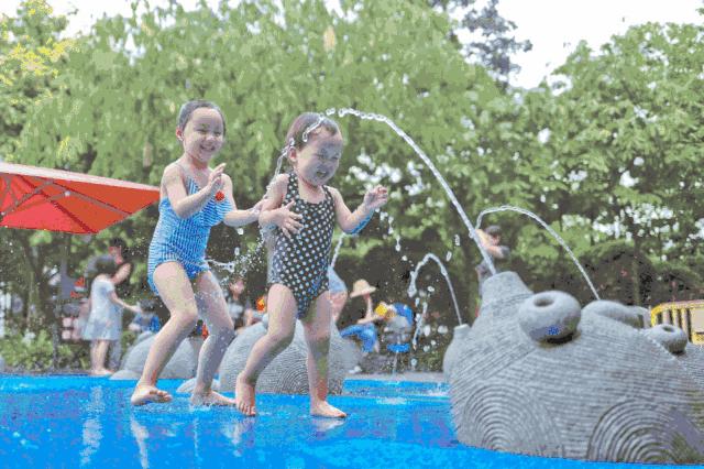 儿童玩水玩沙的正确方法,带小孩去沙滩游泳小技巧