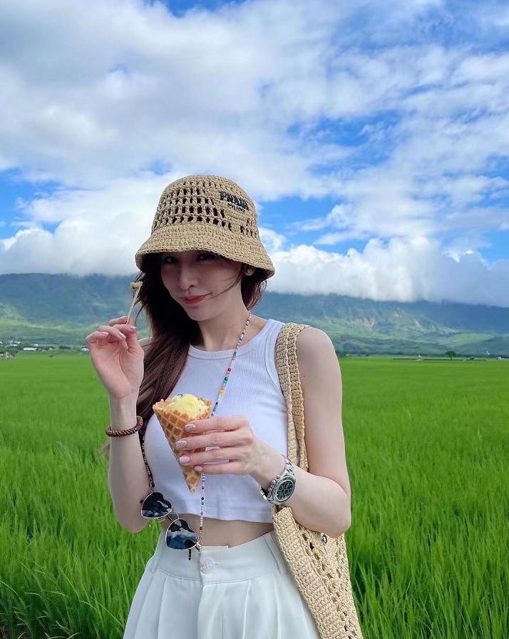 王心凌粉色帽子造型,王心凌穿搭回归现实生活