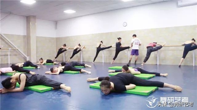 练了几个月横叉还是下不去,练了很久横叉就是下不去