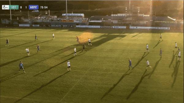 ai摄像误认裁判光头为足球,把光头当足球