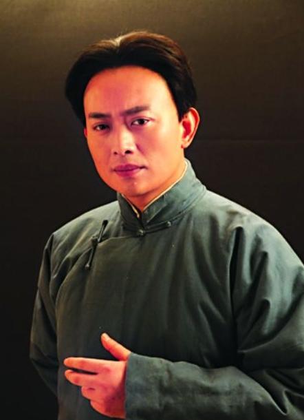 黄海冰：撞脸樊少皇，当红时3拒琼瑶，47岁过气当毛主席特型演员