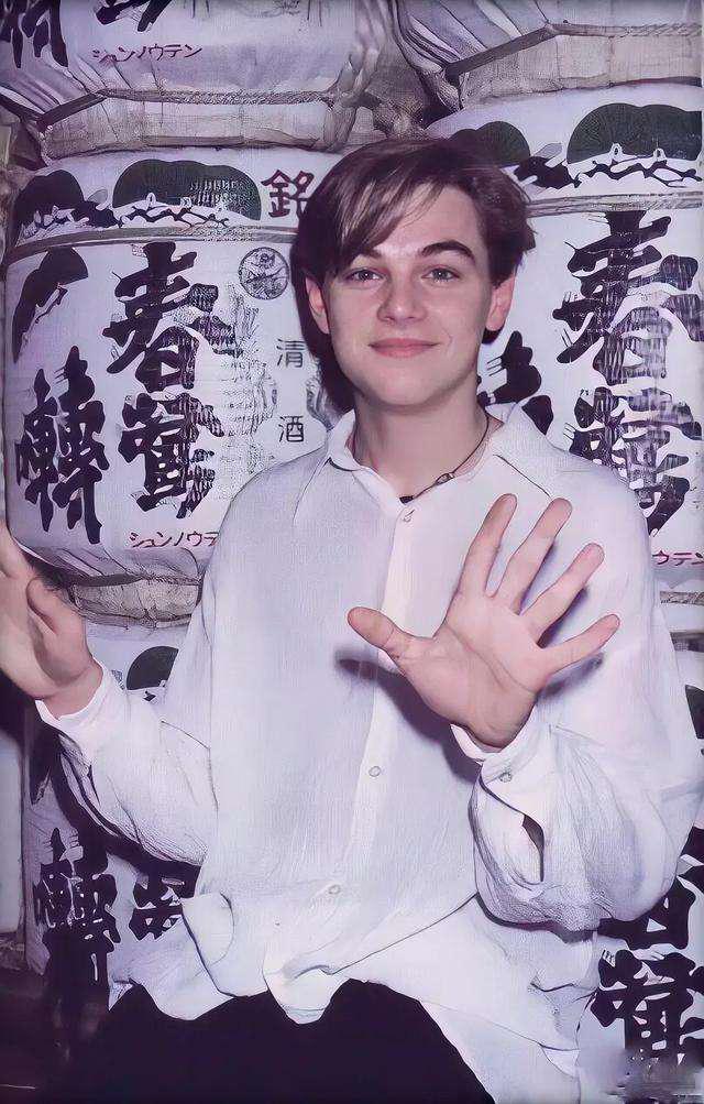 小李子穿卫衣年轻照片,小李子穿supreme卫衣