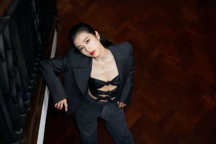 周雨彤蝴蝶结礼服,周雨彤新戏互撩