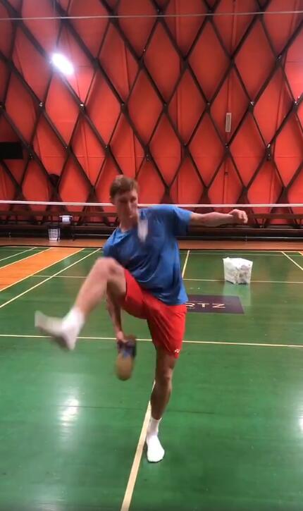 羽坛天王林丹吊打全世界选手,世冠足球用球