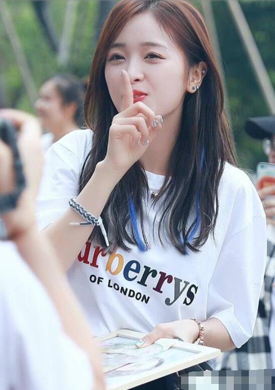 何洁精修图身着山寨裙,修图师救得了何洁