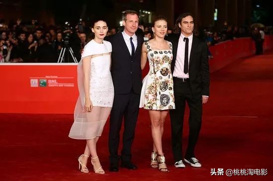 组图：爱穿匡威的男孩“小丑”华金·菲尼克斯《名利场》写真