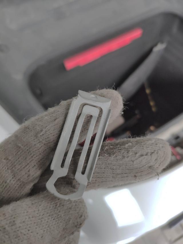 拆掉保险杠做油漆才能做得更完美，这辆保时捷博克斯特就是例子