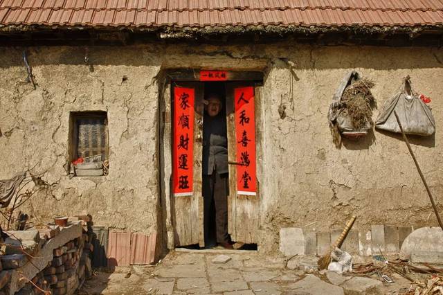 俗话说五代立新坟三代换新人,人过五代必迁坟