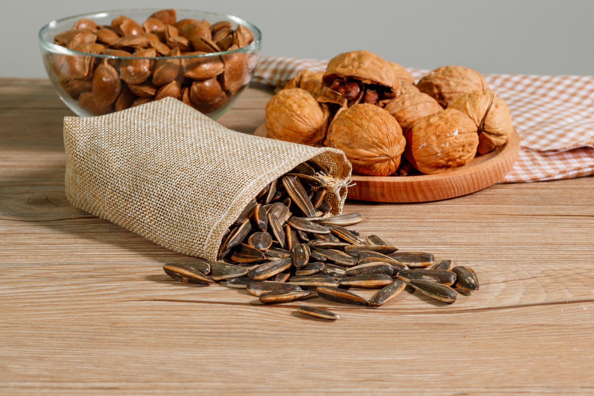 小孩吃哪些食物有毒危害身体,孩子乱吃东西危害新闻