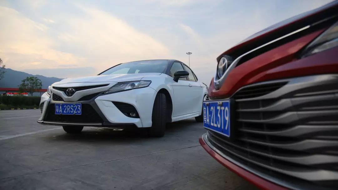 凯美瑞双擎适合长途自驾吗,卡罗拉双擎和凯美瑞双擎哪个省油