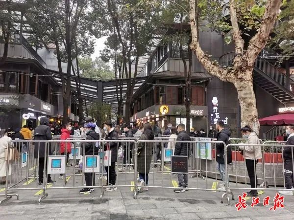排队6小时无法购票,排队8小时却不能预约点单