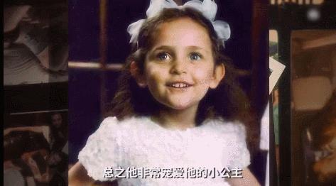 2009年，因父亲杰克逊去世遭受“非议”的帕里斯，今22岁卷土重来