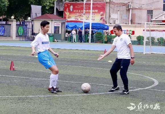 亚足联*级A**外籍教练空降焦作这所小学下一步焦作青少年足球还将……