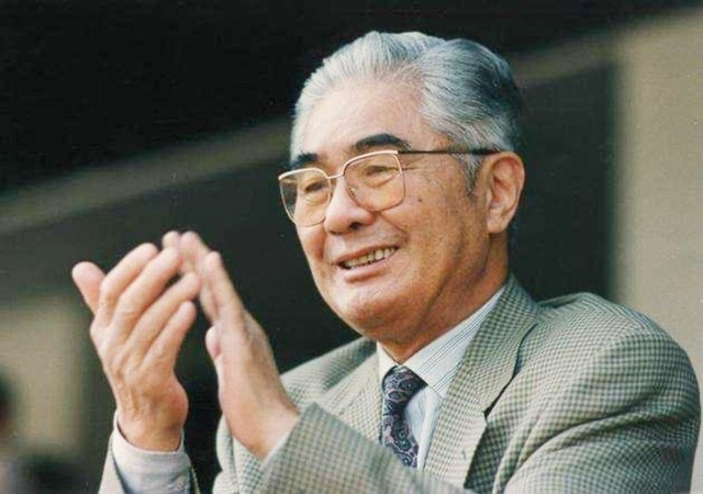 荣毅仁追悼会：规格等同国葬，千人悼念，学生崇拜特意请假来送行