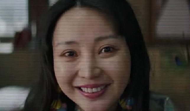 曾自嘲“借胸上位”，39岁的她终于等到了这部爆款《受益人》