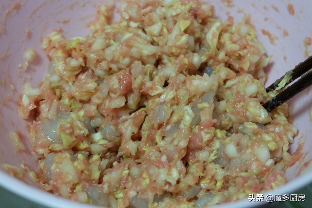 饺子什么馅最好吃现在这个季节,西红柿饺子馅这样调比肉饺子都香