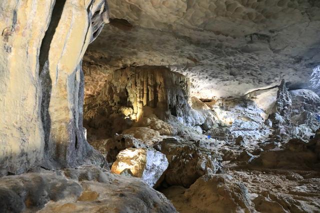 这里虽然风景如画人们生活的却很凄惨没日没夜的追着大船讨生活