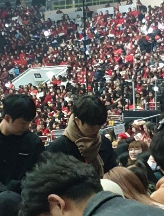 都暻秀来exo演唱会,exo演唱会都暻秀寸头红衣服