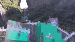 990米峡谷险峰翼装飞行、世界级大咖齐聚桥牌公开赛…湖南都市现场直播