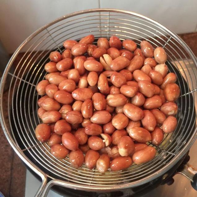 花生米一炸就糊？老火夫教你“1招”，保证又酥又脆不回软