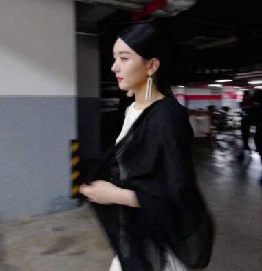 赵丽颖白西装秀身材,赵丽颖穿黑色连衣裙机场照