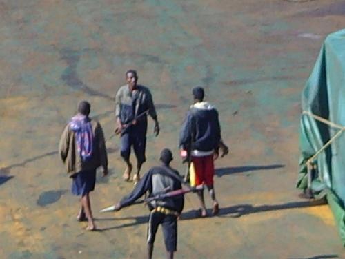 中国船员面对海盗,中国船员用酒瓶打海盗