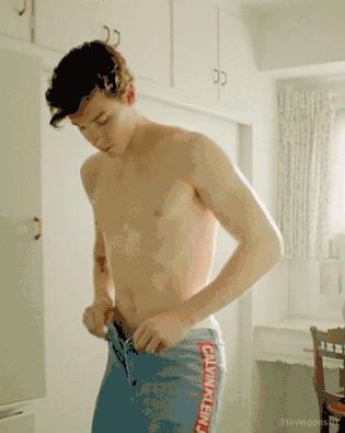 萌德确认了CK最新代言人的身份，网友呼吁裤子必须穿好！