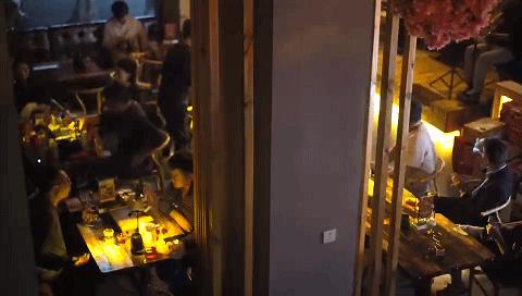 「聚会约酒」一家音乐酒吧，每晚都有乐队驻唱，单身男女都爱去