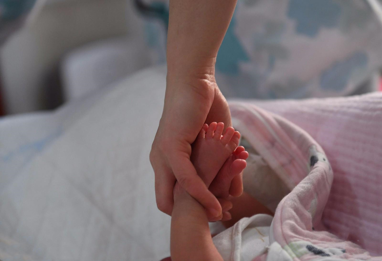 刚出生宝宝怎么护理常识,正确护理新生儿6-12月宝宝