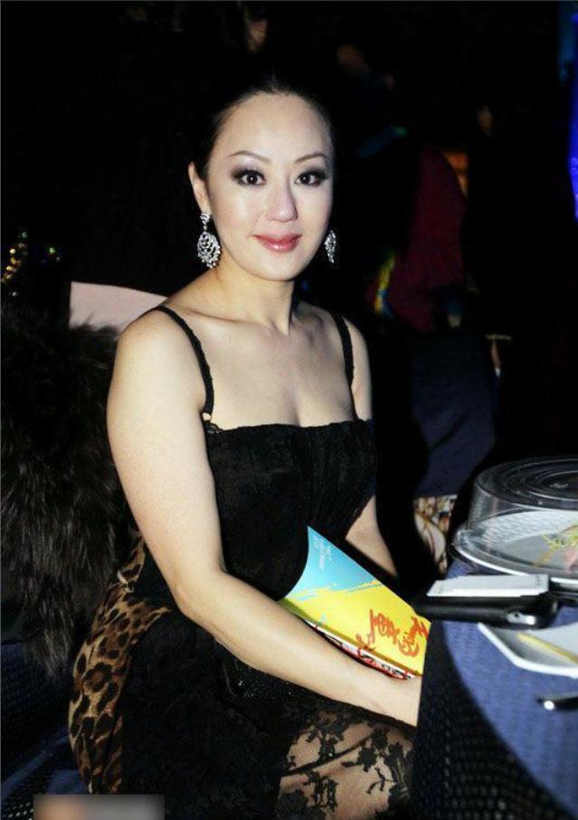 现在是章小蕙有钱还是钟镇涛有钱,钟镇涛和章小蕙到底欠多少钱