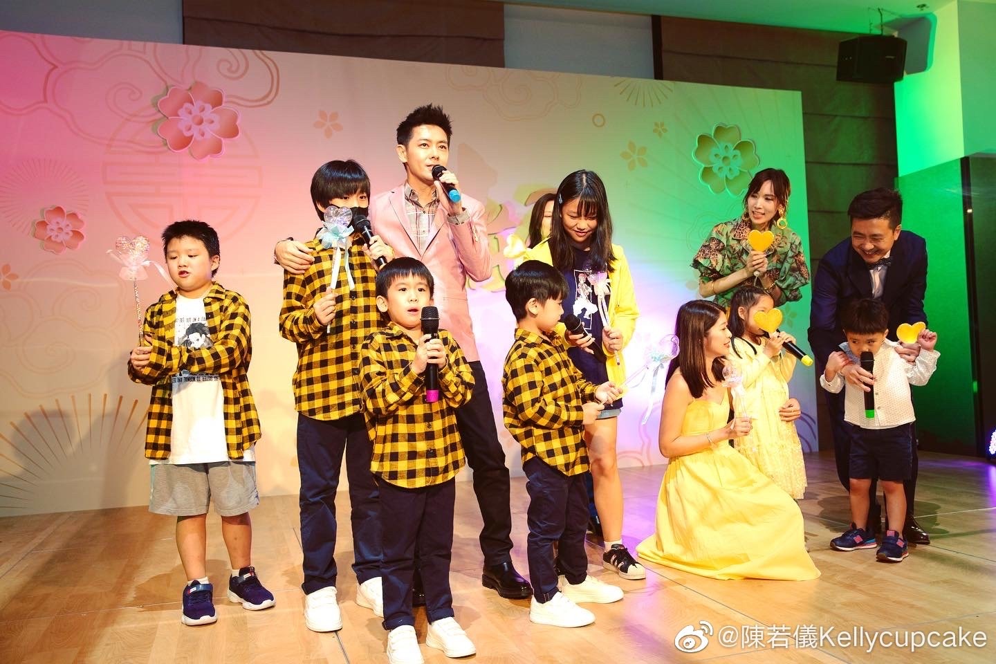 林志颖11岁儿子kimi罕露面,林志颖双胞胎儿子谁和kimi哥哥像