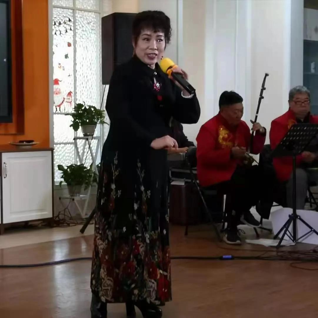 郑州怡丰新都汇社区德艺双馨艺术团大爱无疆做公益演出众人称赞。