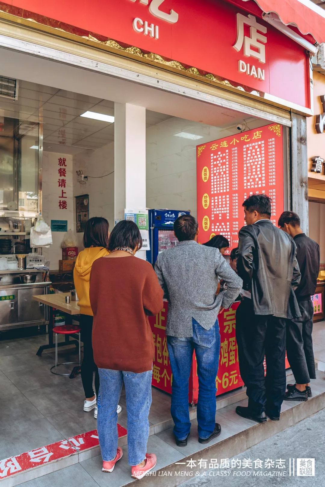 大叔自创鸡蛋饼从2元卖到10元,小伙摆摊卖了3年鸡蛋饼