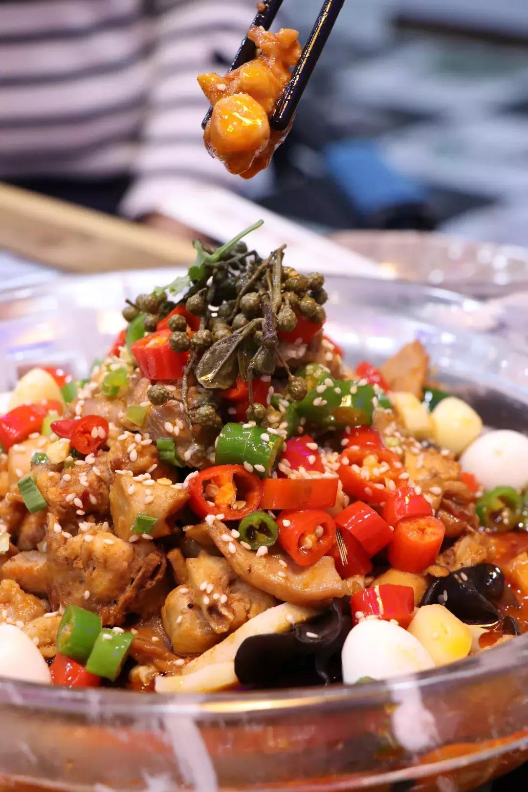 怎么可以吃兔兔？因为你没遇见它，千元水晶锅、5D餐桌让你炫目！