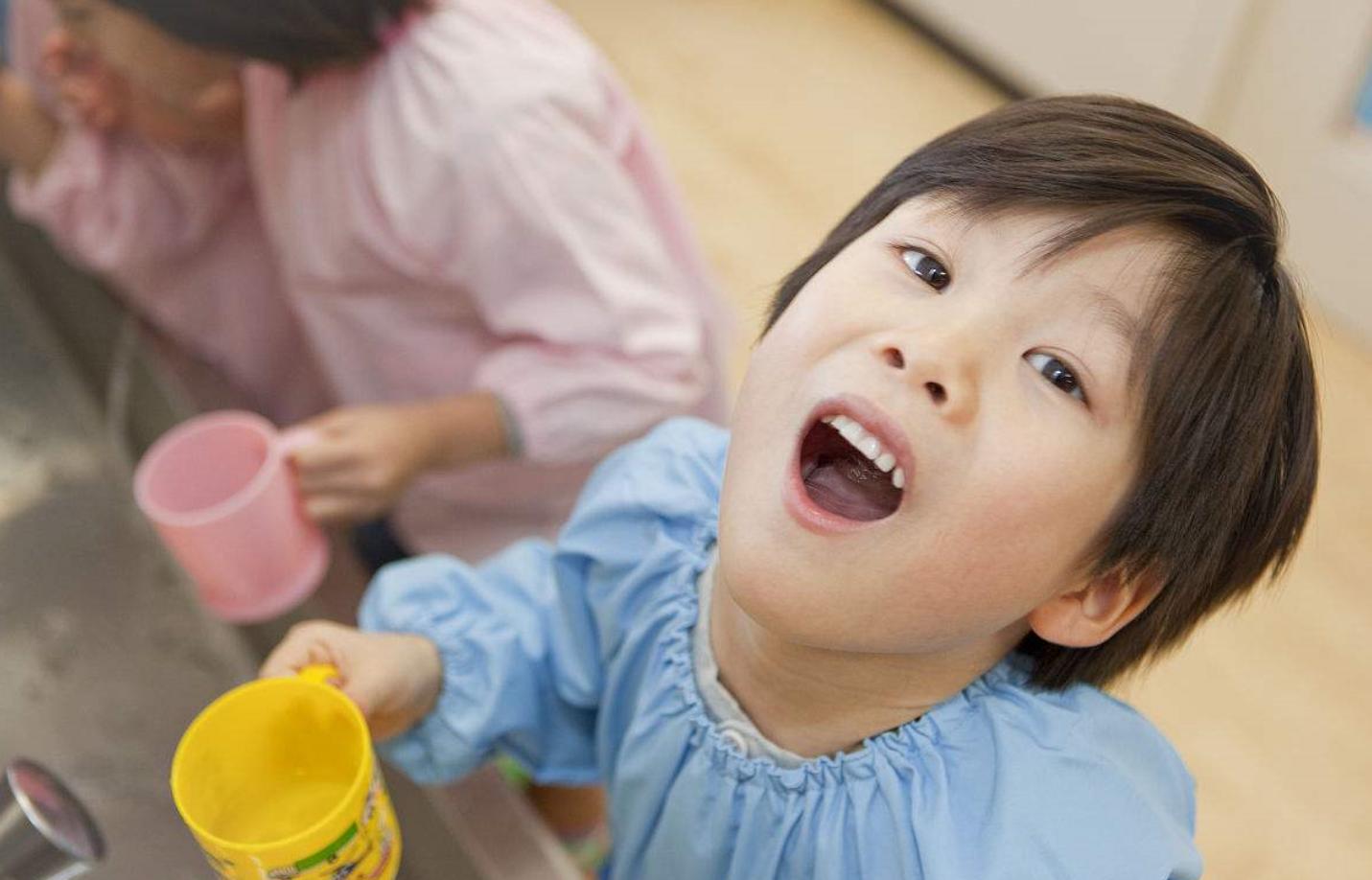 孩子刚上幼儿园哭闹该怎么办,孩子幼儿园上学哭闹怎么引导