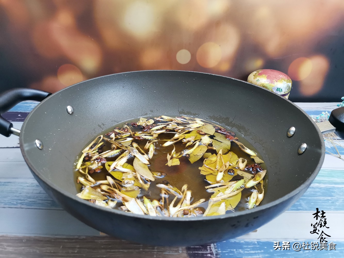 做红油辣椒第一次浇油温度多少,制作辣椒红油秘方