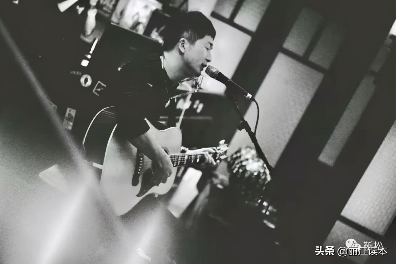 他被称为民谣诗人，连续七年在全国巡演，却少有人知道他来自丽江
