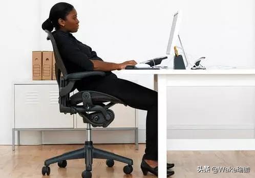 上班族怎样的坐姿不长肉,上班族坐姿不良容易引起哪些问题