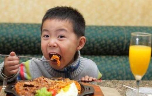 2岁男孩打退烧针后死亡，家长要注意，3个退烧方法孩子不可用