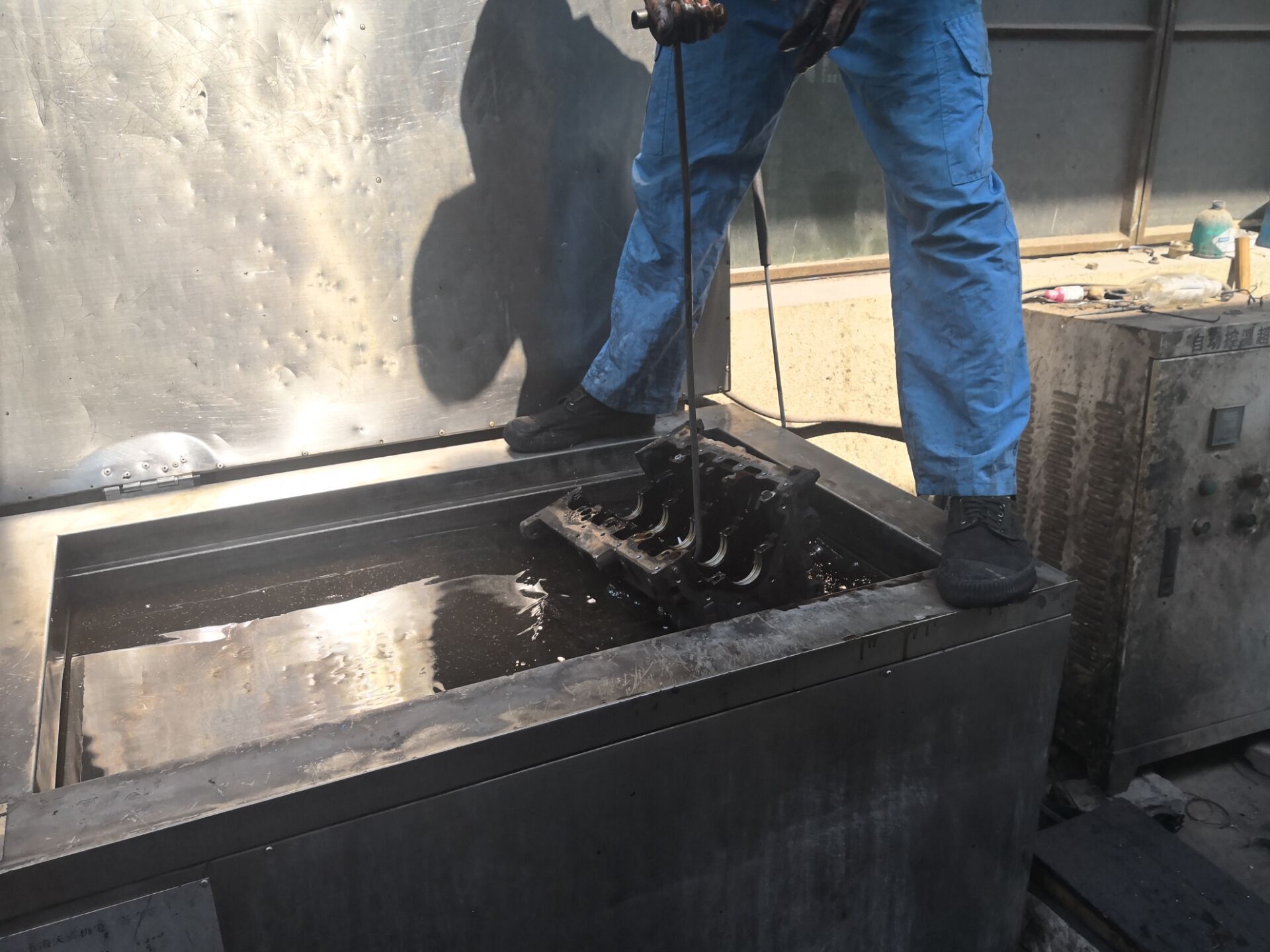 奥迪a6l2.0t气门油封烧机油,老款奥迪a6l2.0烧机油怎么解决