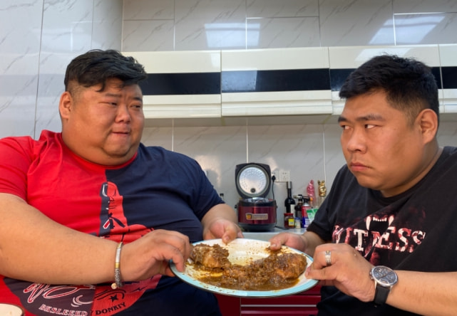 大胃王胖猴仔吃一整个猪头，呼吸困难症状加重，网友：相煎何太急