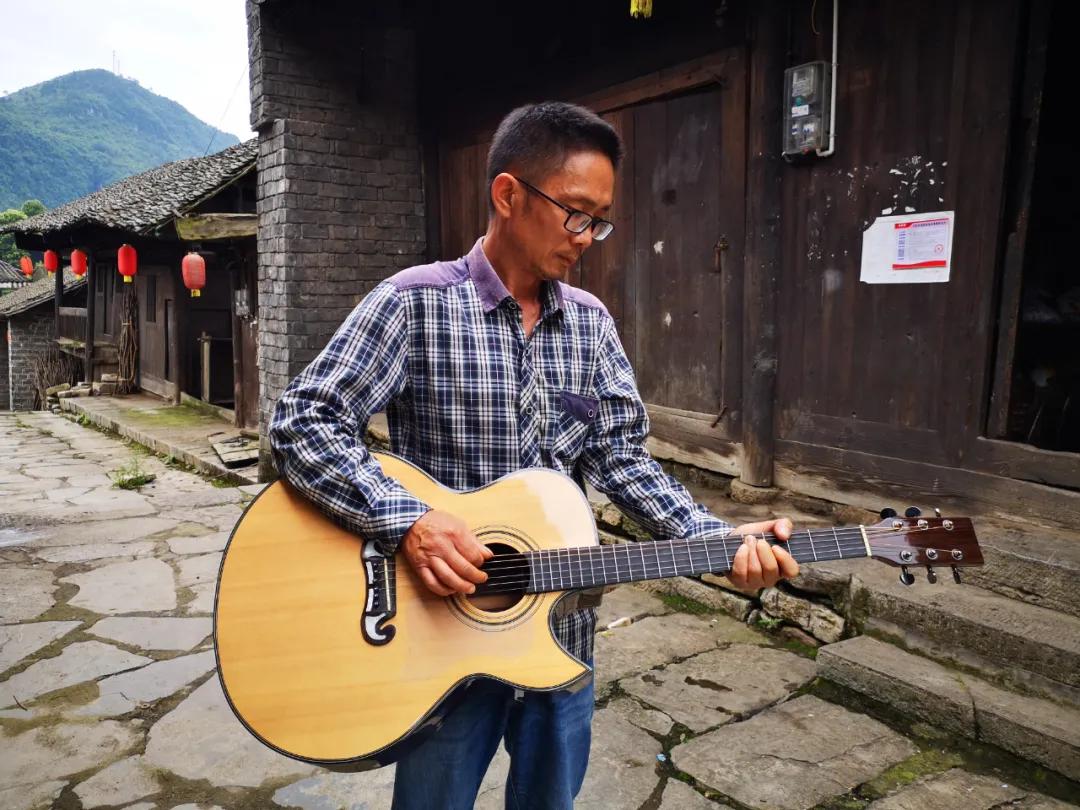 张家界吉他手工制作,张家界手工吉他