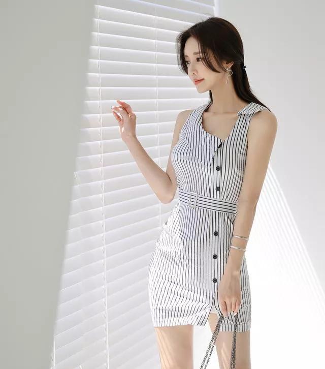 韩国模特孙允珠夏日穿搭,孙允珠黑色竖纹露脐裙