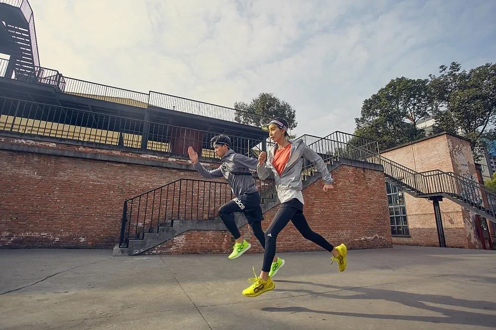 缓震支撑慢跑跑鞋纯黑,百元以内防滑跑鞋