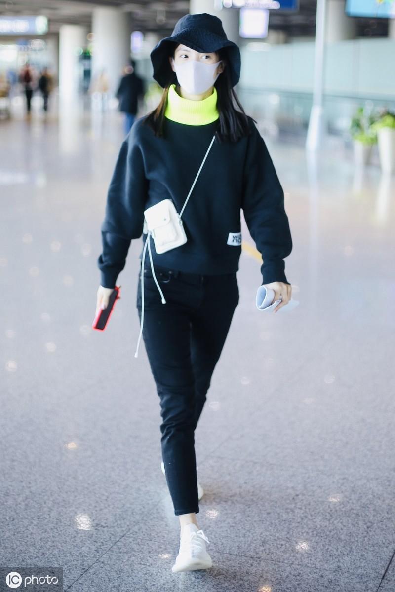 金晨现身机场，穿一身黑就脖子配荧光，背袖珍包斜跨超可爱